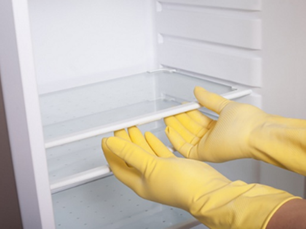 Tháo ngăn tủ lạnh vệ sinh riêng sẽ giúp bạn dễ dàng làm sạch tủ lạnh hơn