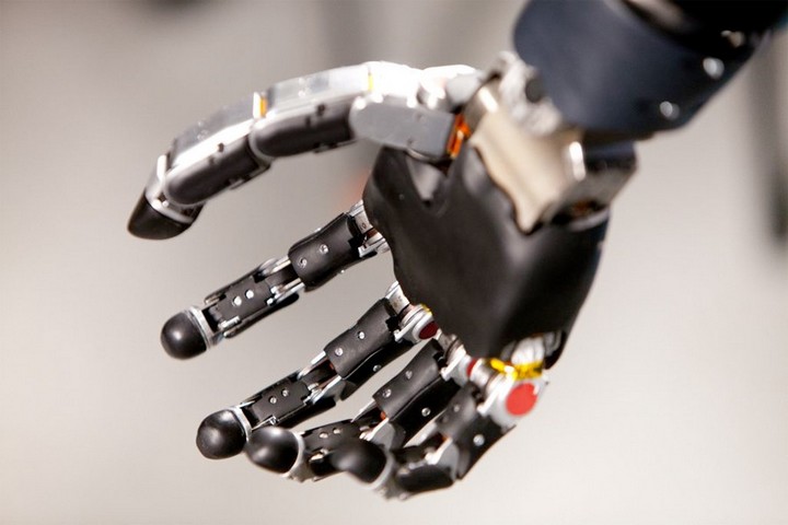 Bàn tay robot tỏa hơi ấm như người bình thường