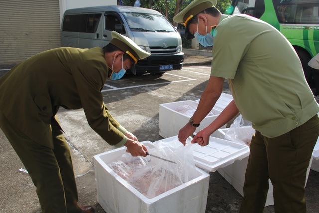 Cơ quan công an bắt giữ thêm lô hàng thực phẩm bẩn trái phép