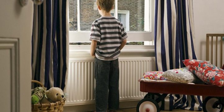 Khi trẻ ở một mình nên làm gì để tránh những tình huống xấu