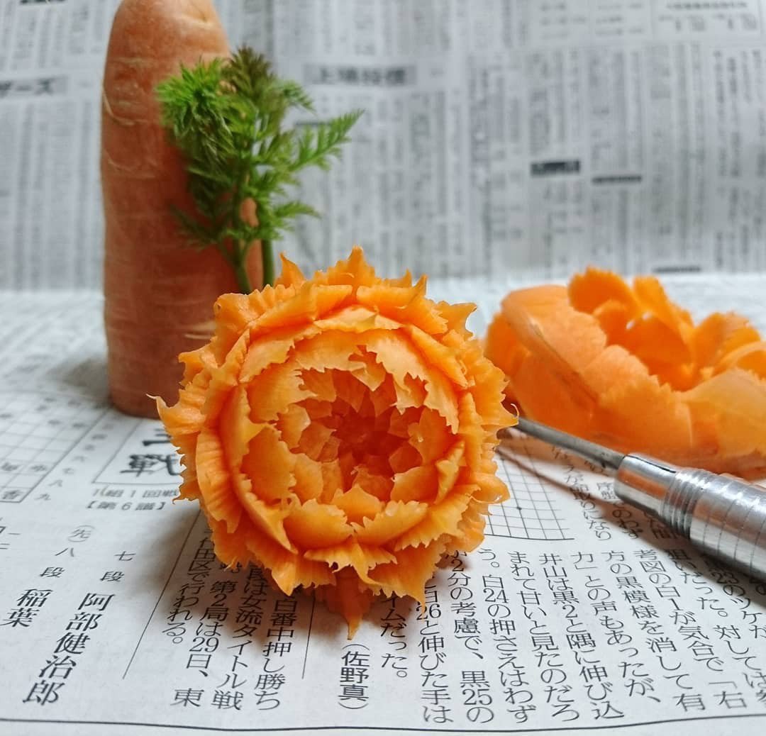 tỉa hoa cẩm chướng từ cà rốt.
