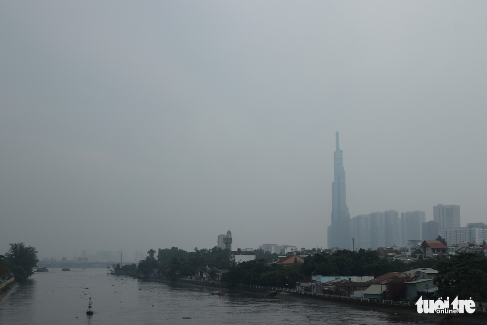 TP.HCM ngập chìm trong làn sương mù vì ô nhiễm không khí