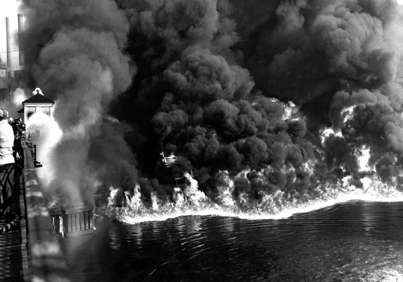 Con sông Cuyahoga của Hoa Kỳ bốc cháy vào năm 1969 do rác thải và ô nhiễm gây ra